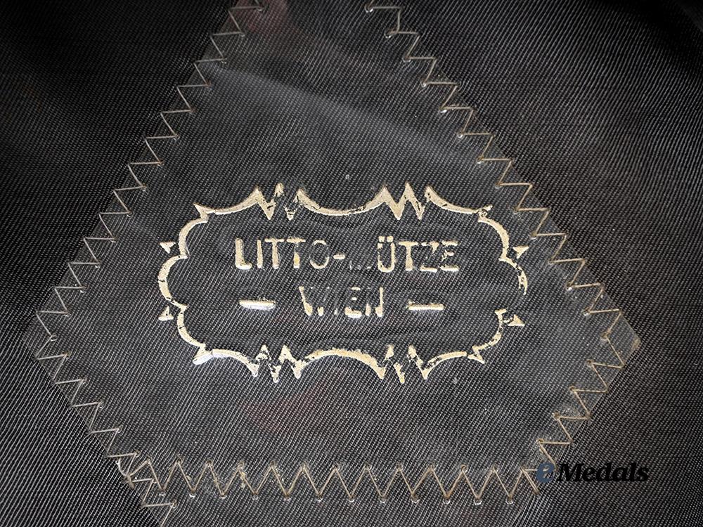 germany,_heer._a_panzer_troops_visor_cap_for_officer_ranks,_by_litto-_mütze_e_medals__g63127_10