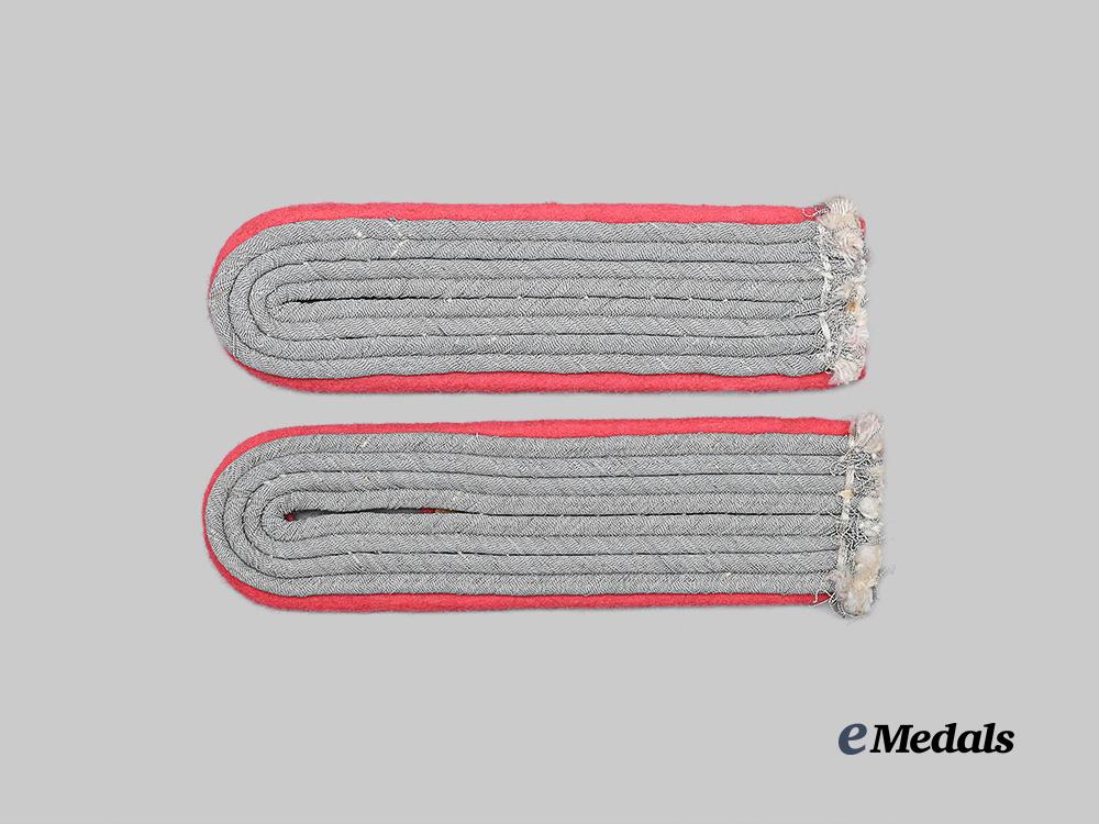 germany,_heer._a_set_of_panzer_troops_leutnant_shoulder_boards_e_medals__g63138_2