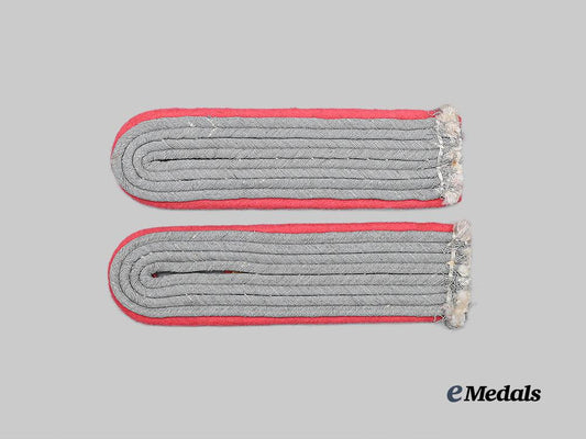 germany,_heer._a_set_of_panzer_troops_leutnant_shoulder_boards_e_medals__g63138_2