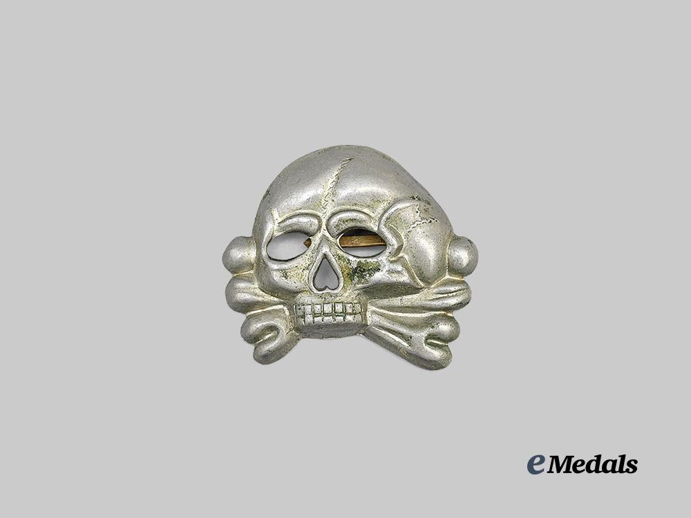 germany,_s_s._a_first_pattern_totenkopf_visor_cap_insignia_e_medals__g63169_2