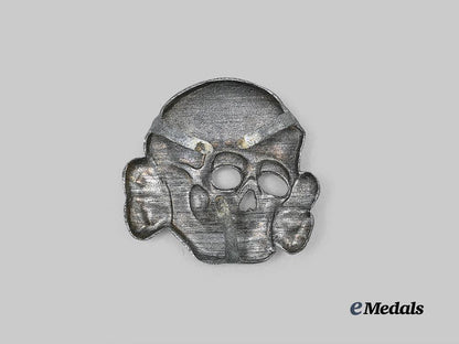 germany,_s_s._a_waffen-_s_s_visor_cap_totenkopf_insignia,_late-_war_integral_prong_variant,_by_f._w._assmann&_söhne_e_medals__g63285_3