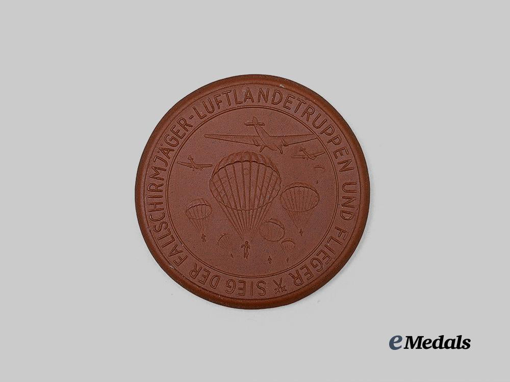 germany,_luftwaffe._a1941_battle_of_crete_fallschirmjäger_commemorative_medallion,_by_meissen_porcelain_e_medals__g63296_2