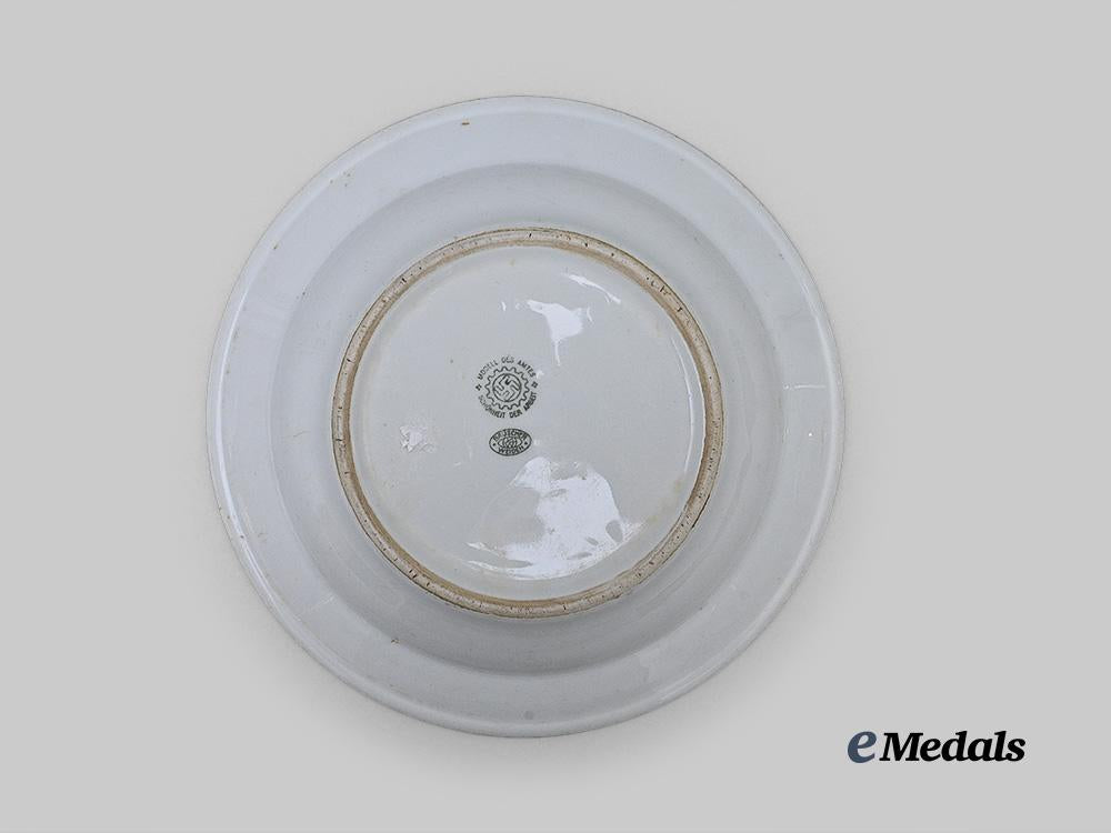 germany,_d_a_f._a_pair_of_mess_hall_serving_bowls_e_medals__g63324_10