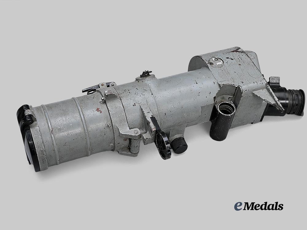 germany,_kriegsmarine._a_deck_gun_binocular,_by_optische_präzisions-_werke_g.m.b._h.,_c.1944_e_medals__g63329_3