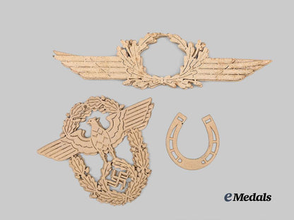 germany,_third_reich._a_mixed_lot_of_guide_frames_for_uniform_insignia,_wehrmacht_and_police_issue_e_medals__g63374_2