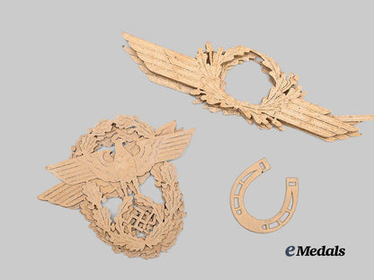 germany,_third_reich._a_mixed_lot_of_guide_frames_for_uniform_insignia,_wehrmacht_and_police_issue_e_medals__g63374_4