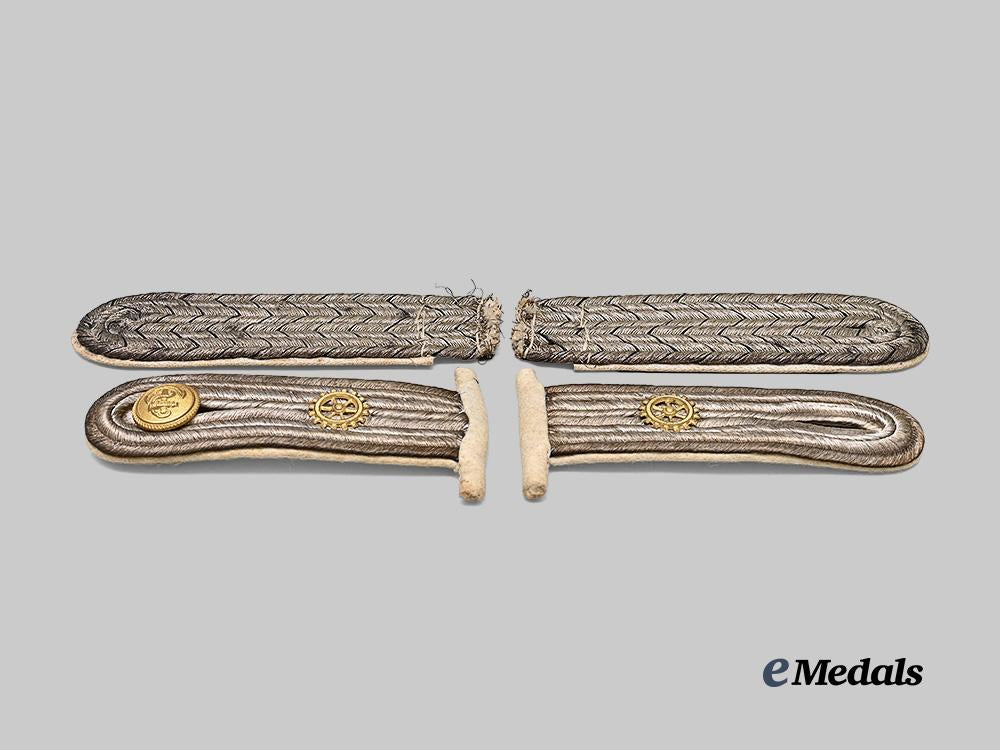 germany,_imperial;_kriegsmarine._a_mixed_lot_of_shoulder_boards_for_officer_ranks_e_medals__g63415_4