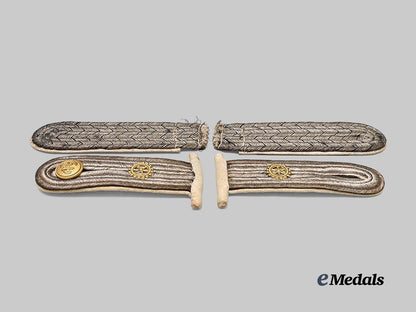 germany,_imperial;_kriegsmarine._a_mixed_lot_of_shoulder_boards_for_officer_ranks_e_medals__g63415_4