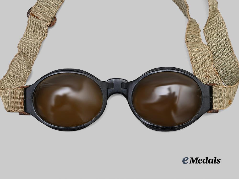 germany,_luftwaffe._a_pair_of_splinter-_proof_flight_goggles,_third_model,_by_n_i_g_u_r_a_e_medals__g63417_3