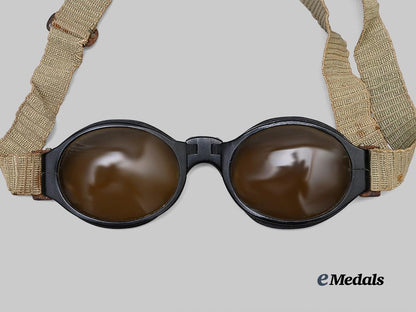 germany,_luftwaffe._a_pair_of_splinter-_proof_flight_goggles,_third_model,_by_n_i_g_u_r_a_e_medals__g63417_3