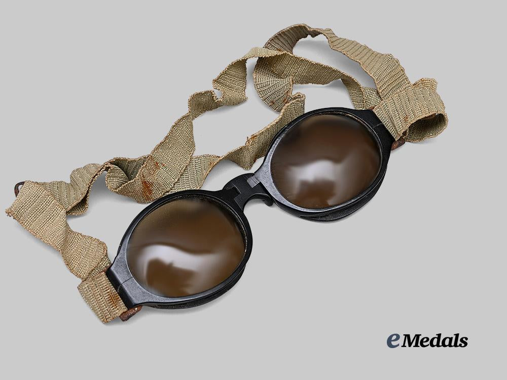 germany,_luftwaffe._a_pair_of_splinter-_proof_flight_goggles,_third_model,_by_n_i_g_u_r_a_e_medals__g63417_4