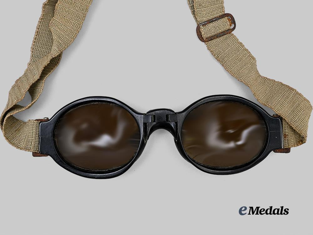 germany,_luftwaffe._a_pair_of_splinter-_proof_flight_goggles,_third_model,_by_n_i_g_u_r_a_e_medals__g63417_5