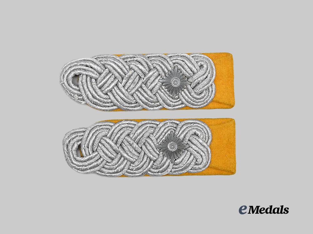 germany,_luftwaffe._a_set_of_flight_personnel/_fallschirmjäger_oberstleutnant_shoulder_boards_e_medals__g63429_2