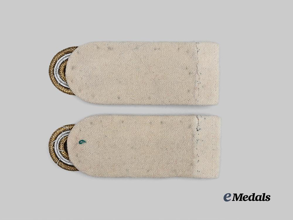 germany,_luftwaffe._a_set_of_luftwaffe_generalmajor_shoulder_boards_e_medals__g63458_2
