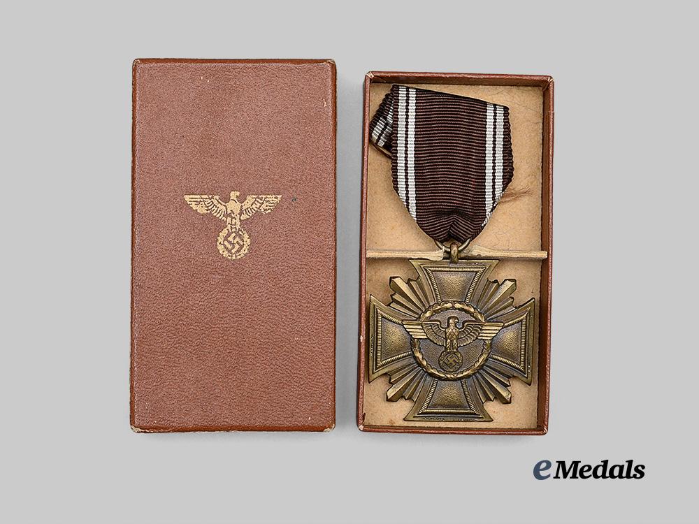 germany,_n_s_d_a_p._a_long_service_award,_i_i_i_class_for10_years_with_case,_light_version_by_e._ferdinand_wiedmann_e_medals__g63463_3