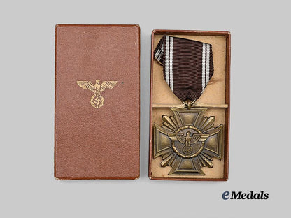 germany,_n_s_d_a_p._a_long_service_award,_i_i_i_class_for10_years_with_case,_light_version_by_e._ferdinand_wiedmann_e_medals__g63463_3