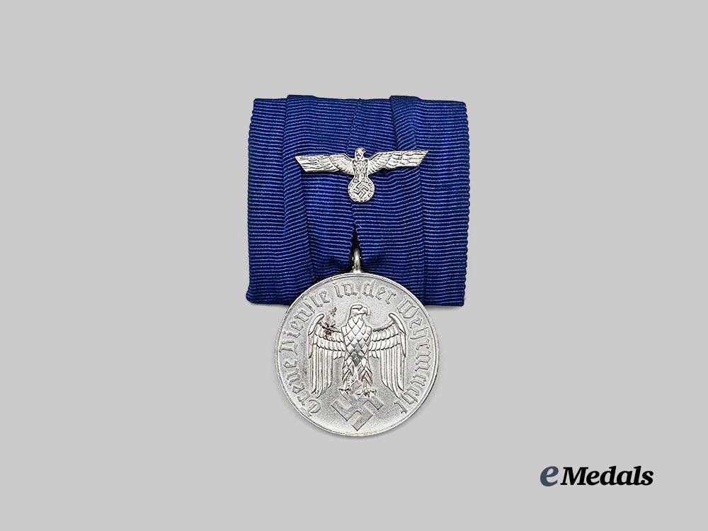 germany,_wehrmacht._a_long_service_award,_i_v_class_for4_years,_on_parade_mount_e_medals__g63478_2