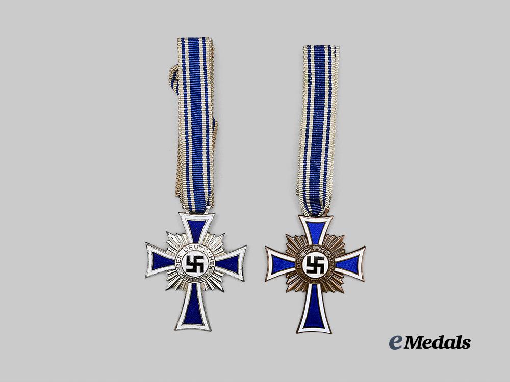 germany,_third_reich._a_pair_of_honour_crosses_of_the_german_mother,_bronze_and_silver_grades,_with_packages_e_medals__g63482_5