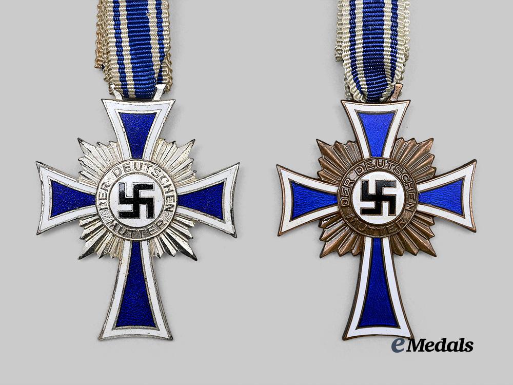 germany,_third_reich._a_pair_of_honour_crosses_of_the_german_mother,_bronze_and_silver_grades,_with_packages_e_medals__g63482_6