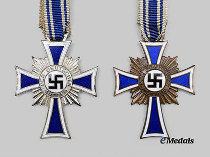 germany,_third_reich._a_pair_of_honour_crosses_of_the_german_mother,_bronze_and_silver_grades,_with_packages_e_medals__g63482_6
