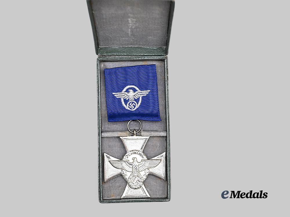 germany,_ordnungspolizei._a_mint_long_service_award,_i_i_class_for18_years,_with_case_e_medals__g63521_3