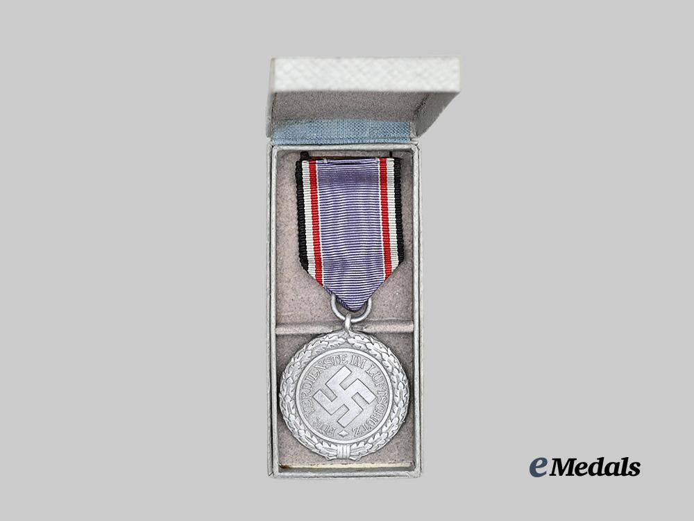 germany,_third_reich._a_mint_air_defence_honour_decoration,_i_i_class,_with_case_e_medals__g63527_3