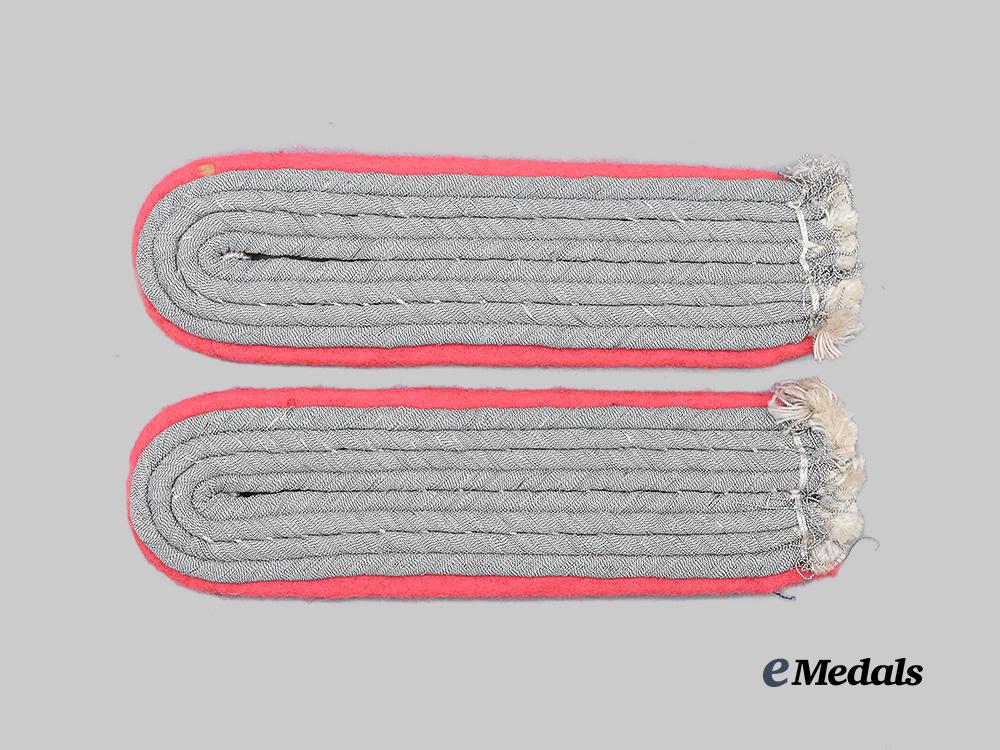 germany,_heer._a_set_of_panzer_troops_leutnant_shoulder_boards_e_medals__g63531_2