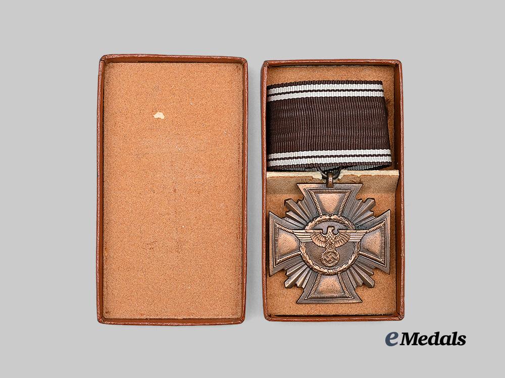 germany,_n_s_d_a_p._a_long_service_award,_i_i_i_class_for10_years_with_period_case,_by_paul_meybauer_e_medals__g63534_3