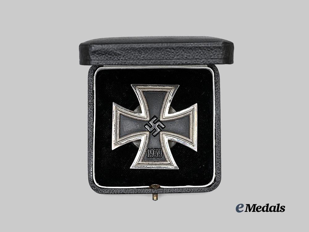 germany,_wehrmacht._a1939_iron_cross_i_class,_screwback_version_with_case,_by_b._h._mayer_e_medals__g63544_3