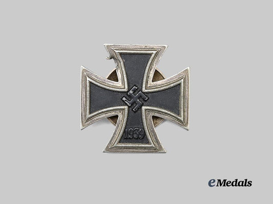 germany,_wehrmacht._a1939_iron_cross_i_class,_battle-_damaged_screwback_example,_by_paul_meybauer_e_medals__g63546_2