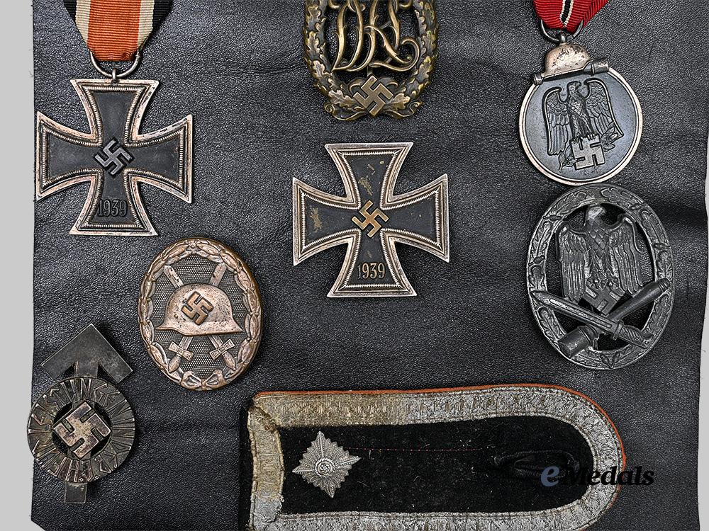germany,_wehrmacht._a_fine_veteran’s_souvenir_hanger_featuring_awards_and_insignia_for_combatants_e_medals__g63562_3