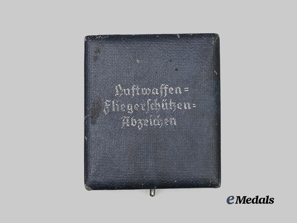 germany,_luftwaffe._a_radio_operator_and_air_gunner_badge_presentation_case,_type_m_e_medals__g63564_2