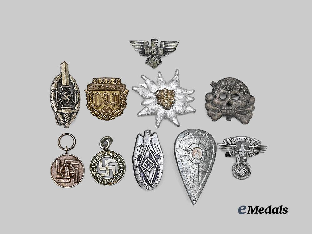 germany,_third_reich._a_lot_of_miniature_awards,_badges,_and_insignia_e_medals__g63586_2
