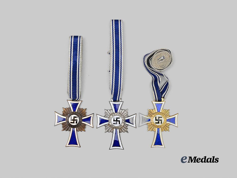 germany,_third_reich._a_lot_of_honour_cross_of_the_german_mother,_all_grades,_with_cases_and_packages_e_medals__g63598_6
