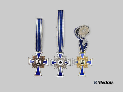 germany,_third_reich._a_lot_of_honour_cross_of_the_german_mother,_all_grades,_with_cases_and_packages_e_medals__g63598_6