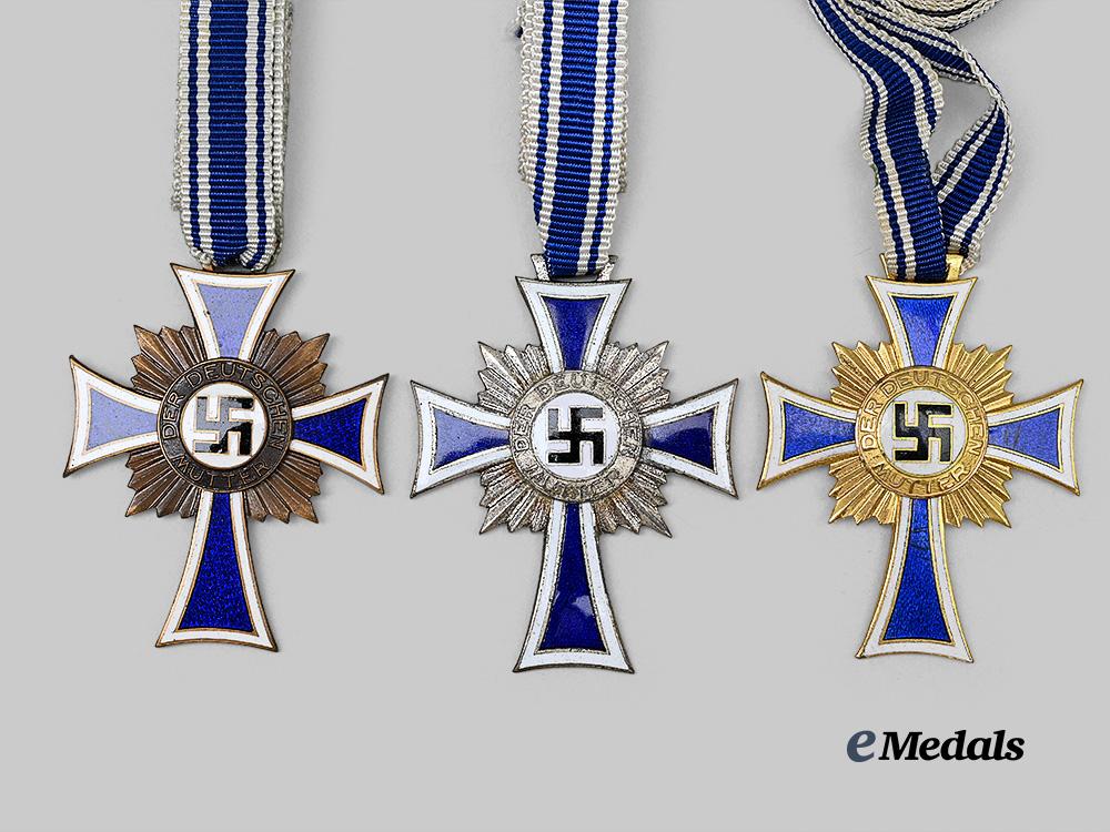 germany,_third_reich._a_lot_of_honour_cross_of_the_german_mother,_all_grades,_with_cases_and_packages_e_medals__g63598_7