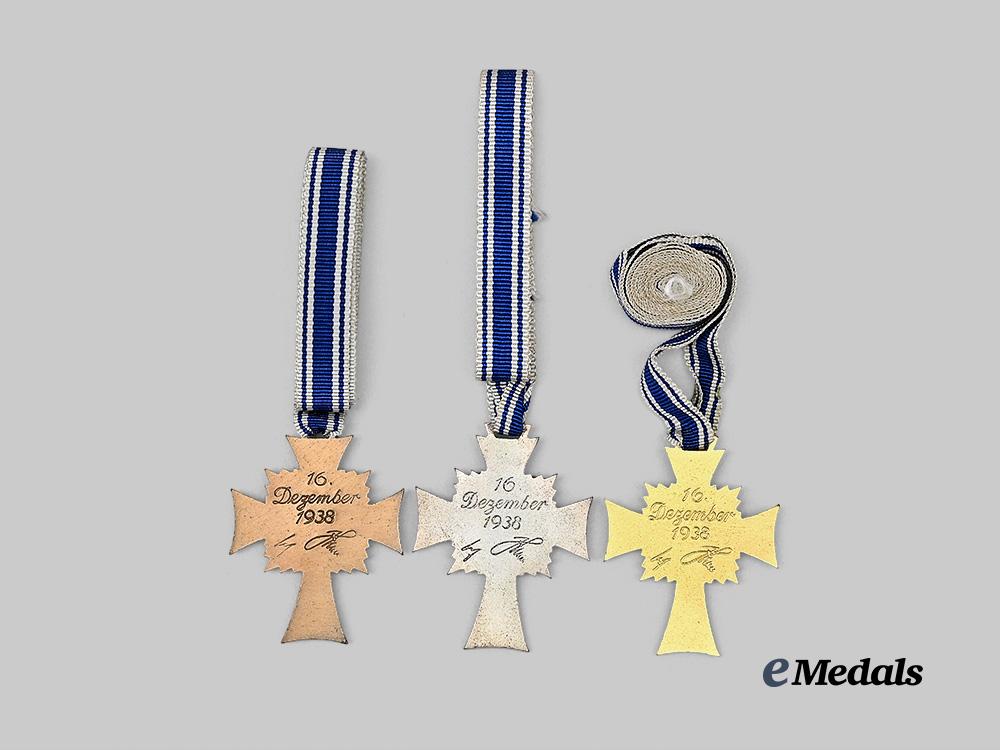 germany,_third_reich._a_lot_of_honour_cross_of_the_german_mother,_all_grades,_with_cases_and_packages_e_medals__g63598_8