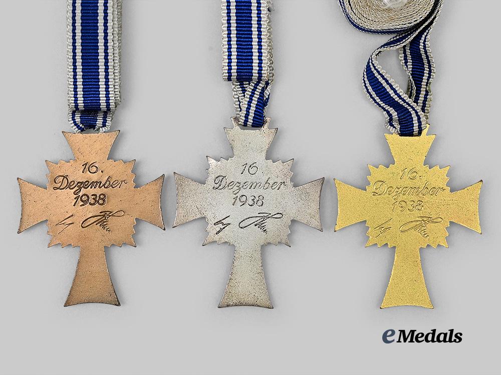 germany,_third_reich._a_lot_of_honour_cross_of_the_german_mother,_all_grades,_with_cases_and_packages_e_medals__g63598_9