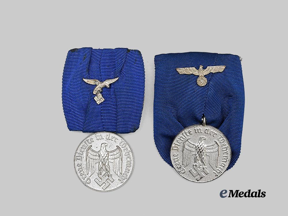 germany,_wehrmacht._a_pair_of4-_year_long_service_awards,_on_parade_mounts,_heer_and_luftwaffe_issue_e_medals__g63606_2