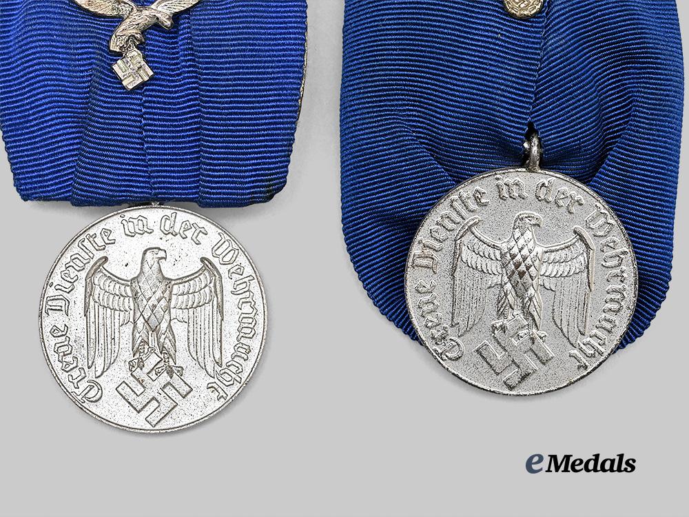 germany,_wehrmacht._a_pair_of4-_year_long_service_awards,_on_parade_mounts,_heer_and_luftwaffe_issue_e_medals__g63606_3