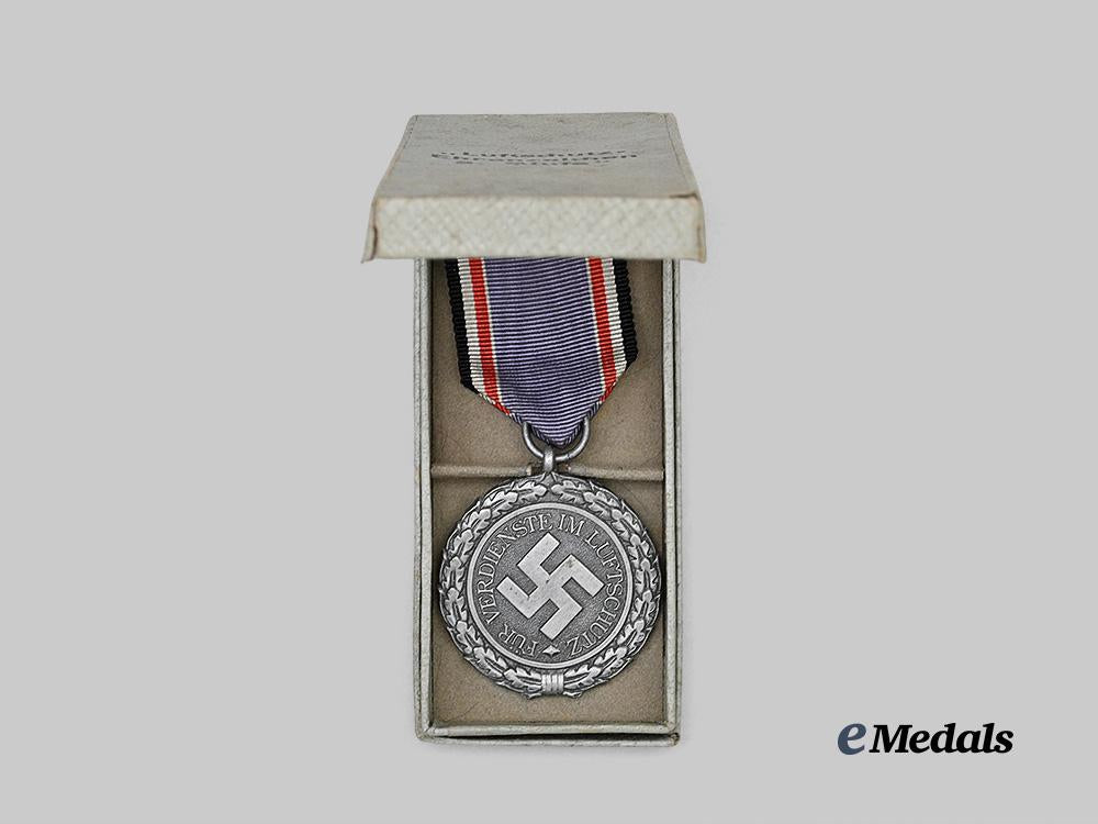 germany,_third_reich._a_mint_air_defence_honour_decoration,_i_i_class,_with_case_e_medals__g63621_3