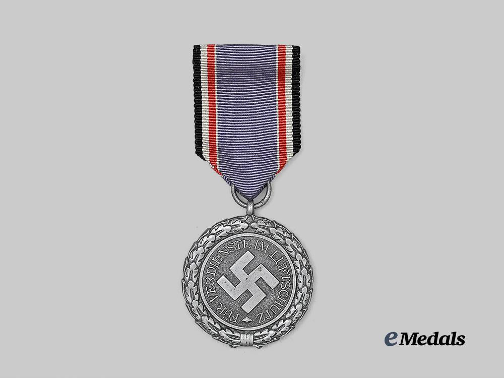 germany,_third_reich._a_mint_air_defence_honour_decoration,_i_i_class,_with_case_e_medals__g63621_5