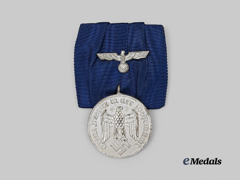 germany,_wehrmacht._a_long_service_award,_i_v_class_for_years,_on_parade_mount_e_medals__g63628_2