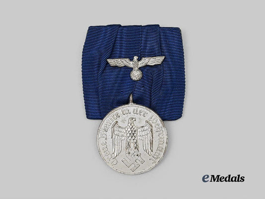 germany,_wehrmacht._a_long_service_award,_i_v_class_for_years,_on_parade_mount_e_medals__g63628_2