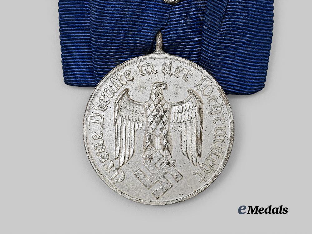 germany,_wehrmacht._a_long_service_award,_i_v_class_for_years,_on_parade_mount_e_medals__g63628_3