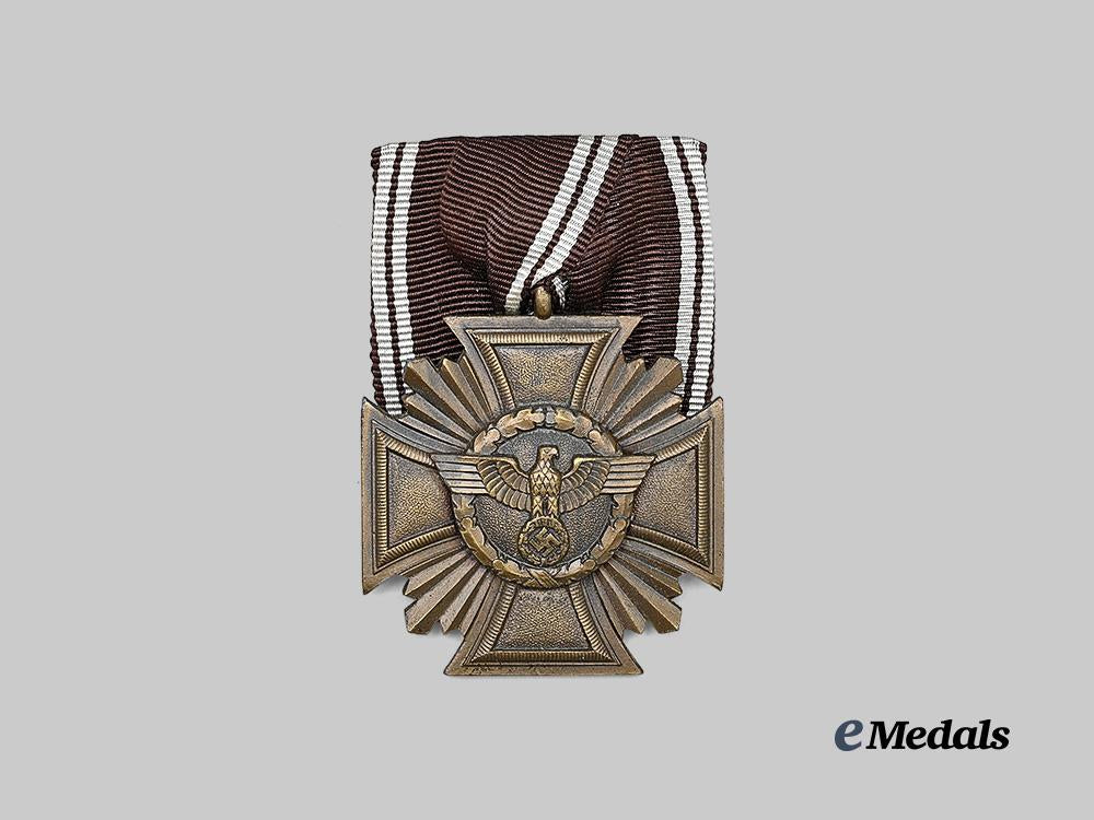germany,_n_s_d_a_p._a_mint_long_service_award,_i_i_i_class_for10_years,_on_parade_mount_e_medals__g63643_2