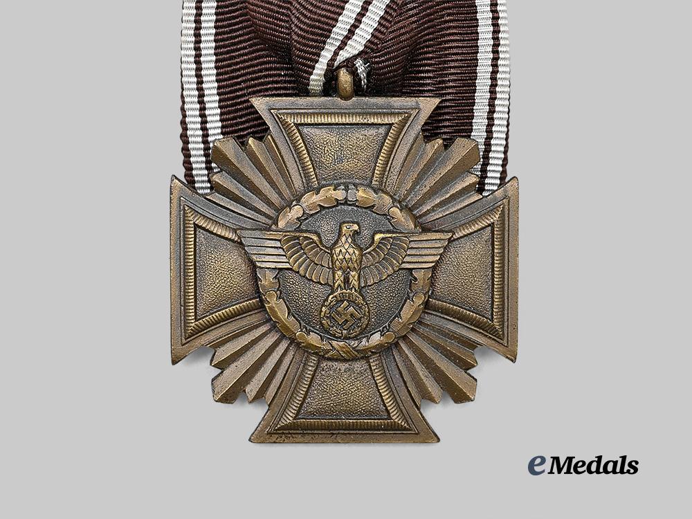 germany,_n_s_d_a_p._a_mint_long_service_award,_i_i_i_class_for10_years,_on_parade_mount_e_medals__g63643_3