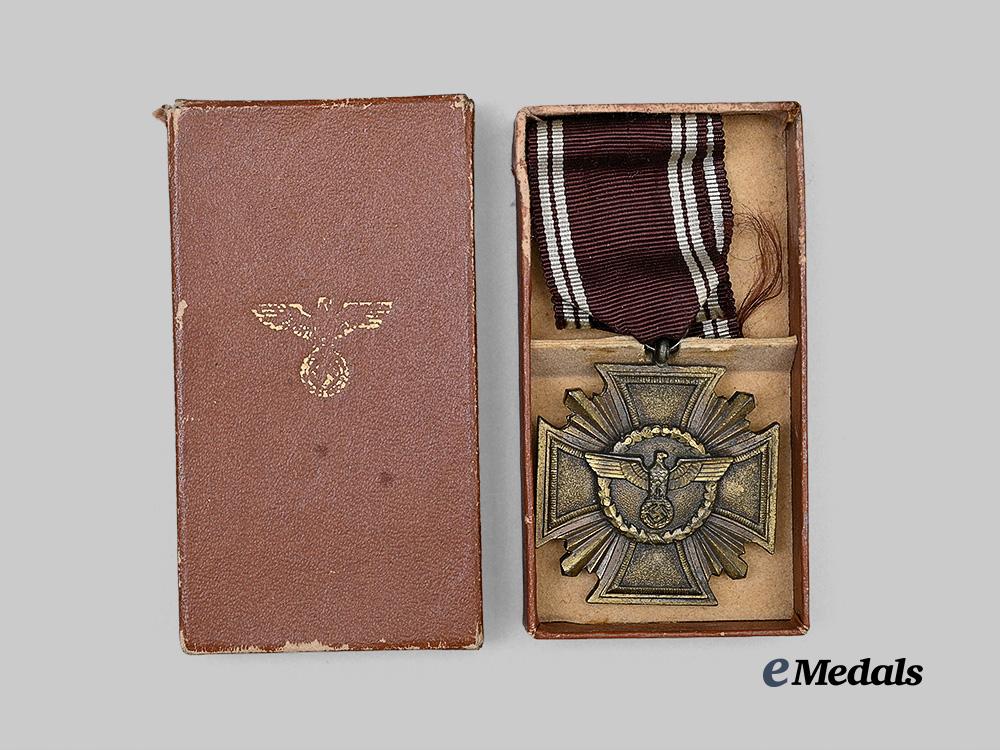 germany,_n_s_d_a_p._a_long_service_award,_i_i_i_class_for10_years,_three-_piece_heavy_variant_with_case_e_medals__g63647_3