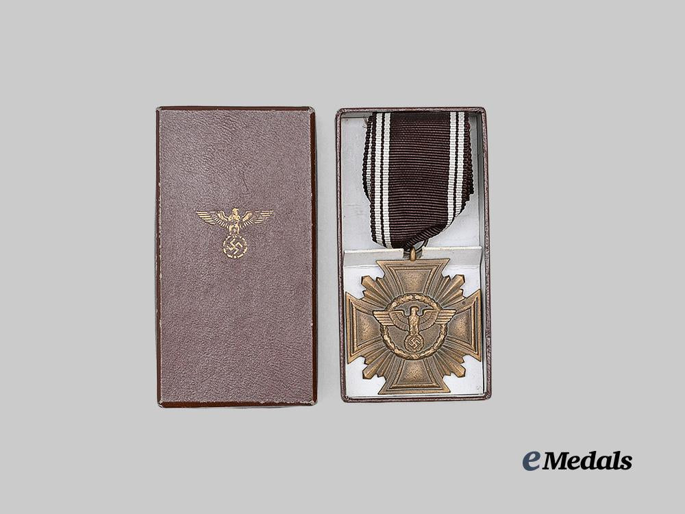 germany,_n_s_d_a_p._a_long_service_award,_i_i_i_class_for10_years_with_case,_by_wilhelm_deumer_e_medals__g63682_3