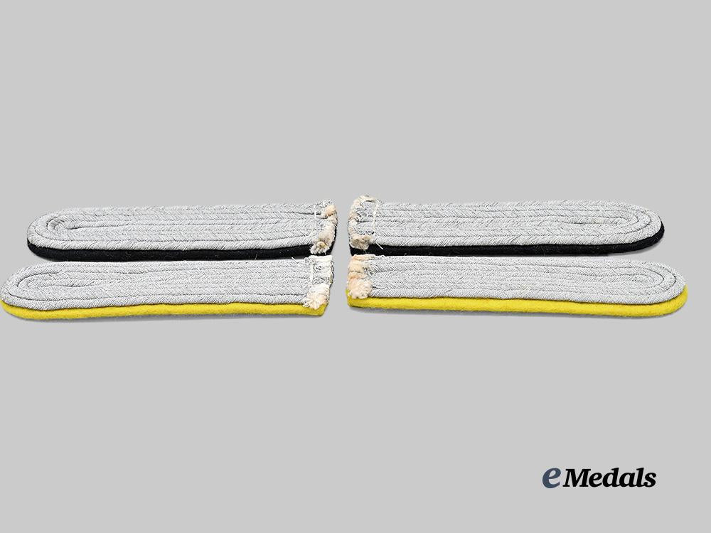 germany,_heer._a_lot_of_shoulder_boards_for_leutnant_ranks,_signals_and_engineer_issue_e_medals__g63691_4